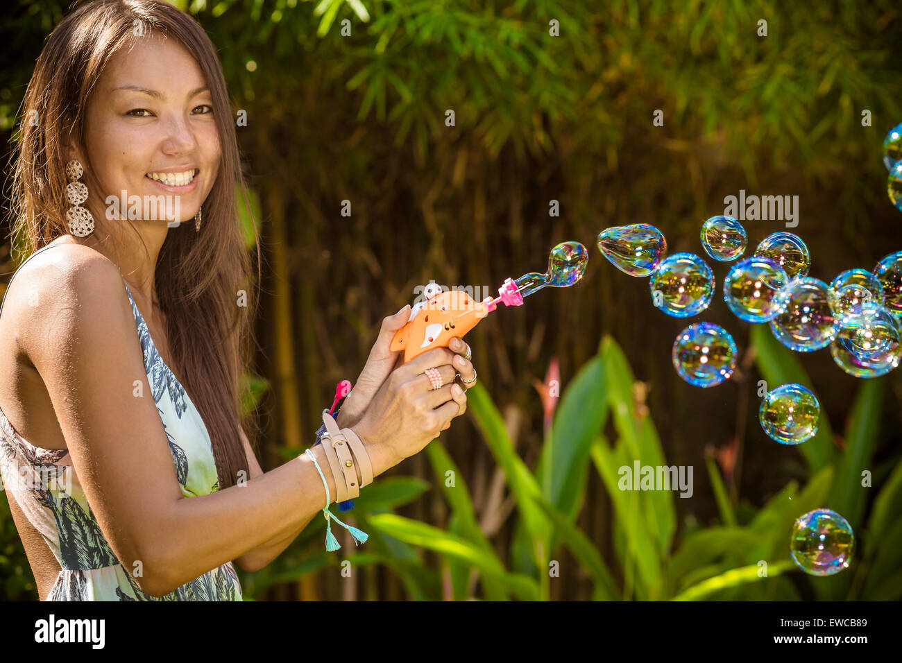 Junge asiatische Womans Seifenblasen. Stockfoto
