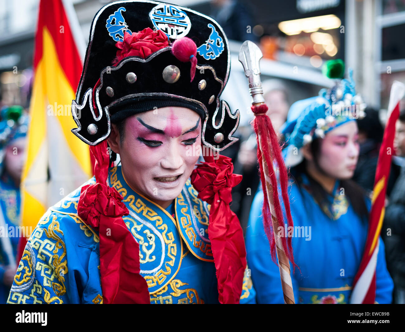 Paris, Frankreich - 2. Februar 2014: Chinesische Künstler in traditionellen Kostümen bei der chinesischen Neujahrsfest-Parade. Stockfoto