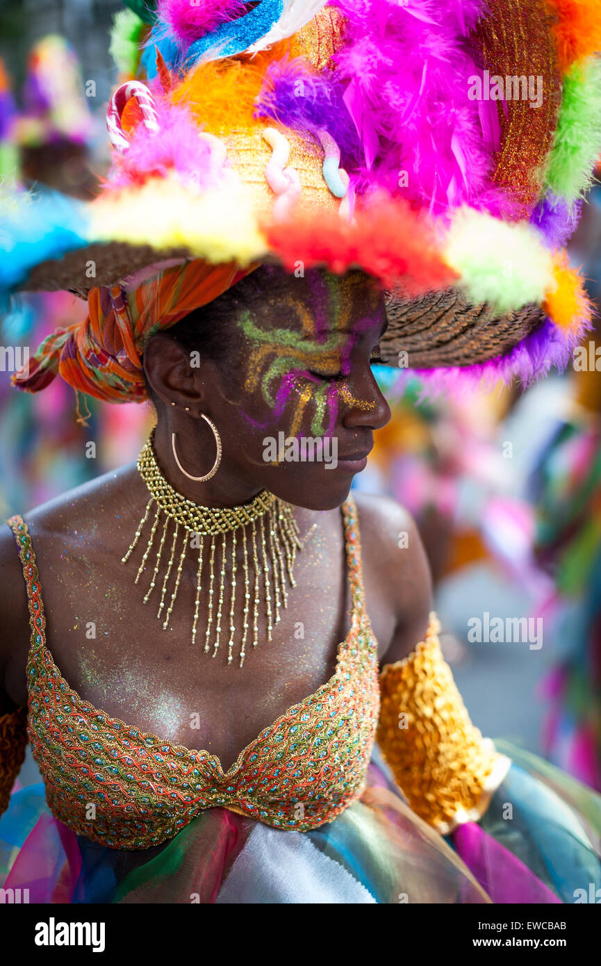 Paris, Frankreich - 6. Juli 2013: junge Tänzerin auf der Straßen von Paris an der tropischen jährliche Sommer-Karneval. Stockfoto