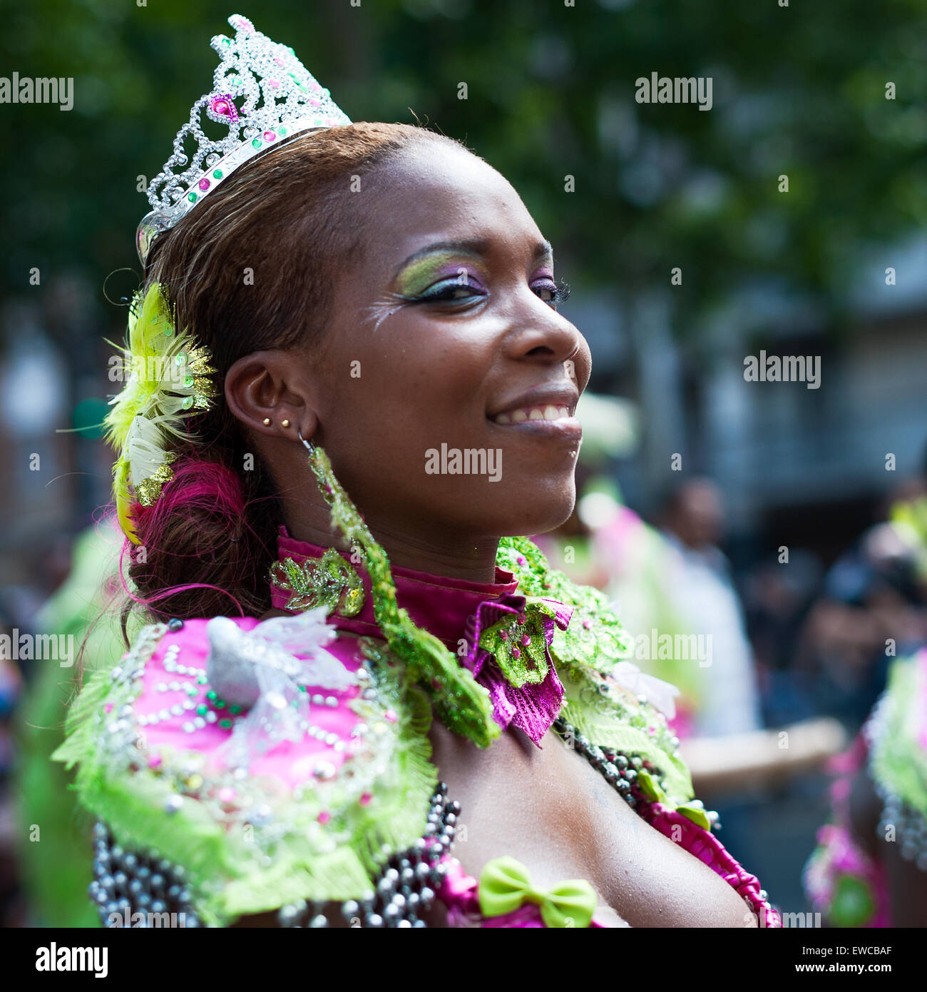 Paris, Frankreich - 6. Juli 2013: junge Tänzerin auf der Straßen von Paris an der tropischen jährliche Sommer-Karneval. Stockfoto