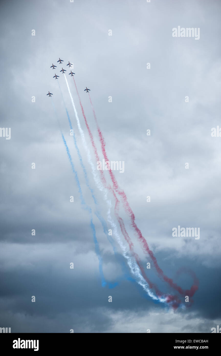 23. Juni 2013: Französisch Air Patrol Leistung mit einem wolkigen Himmel im Hintergrund bei Le Bourget Airshow, Frankreich Stockfoto