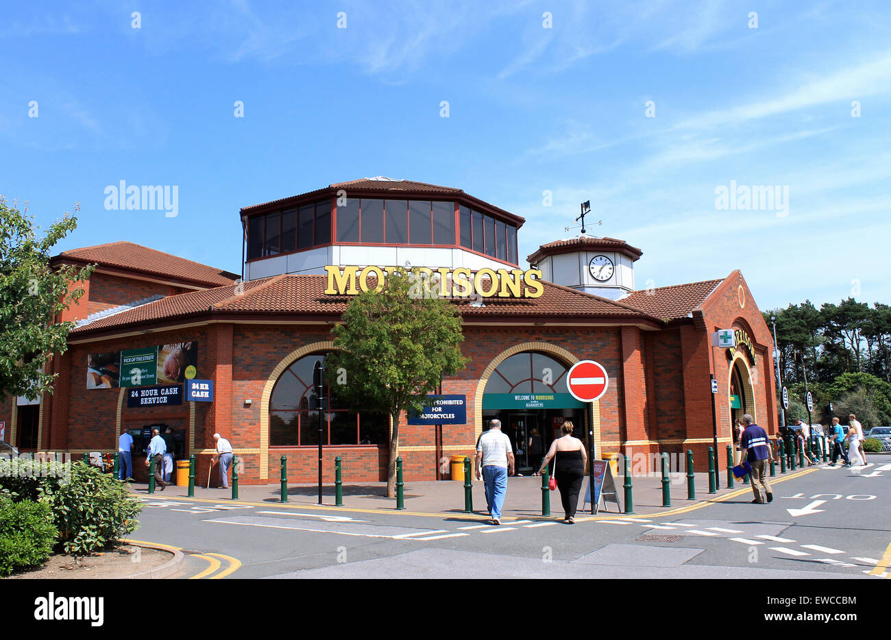 SCARBOROUGH, NORTH YORKSHIRE, ENGLAND - 15. Juli 2013: Menschen zu Fuß in die Safeway-Supermarkt zu tun, ihre wöchentliche Shop Stockfoto