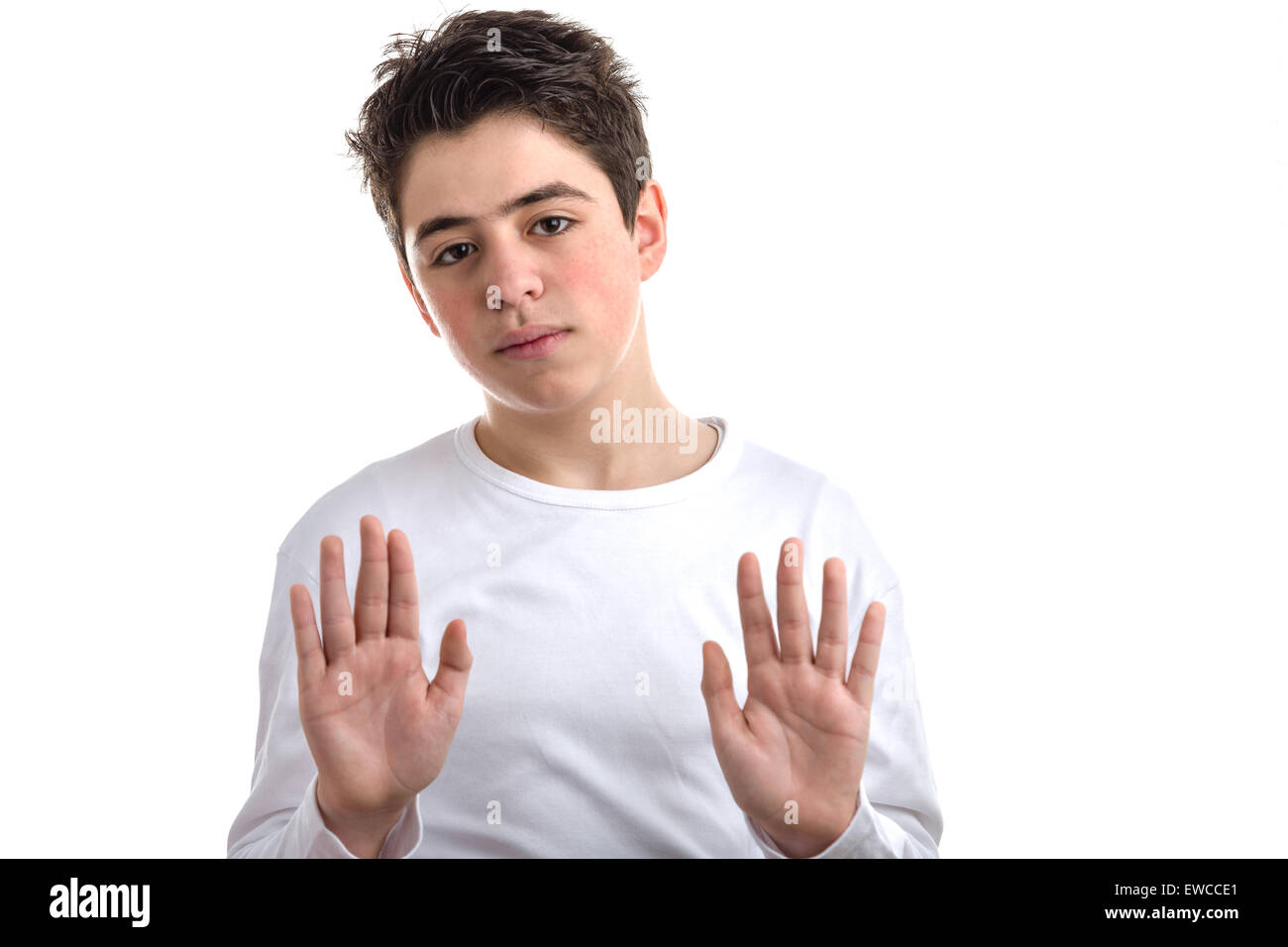 Kaukasische glattschalige Teenager in eine weiße Langarm T-shirt verwendet abwärts Handgesten zeigt Palmen mit beiden Händen, Handgelenke, d. h. er ist die Wahrheit zu sagen und er vertrauenswürdig auszusetzen Stockfoto