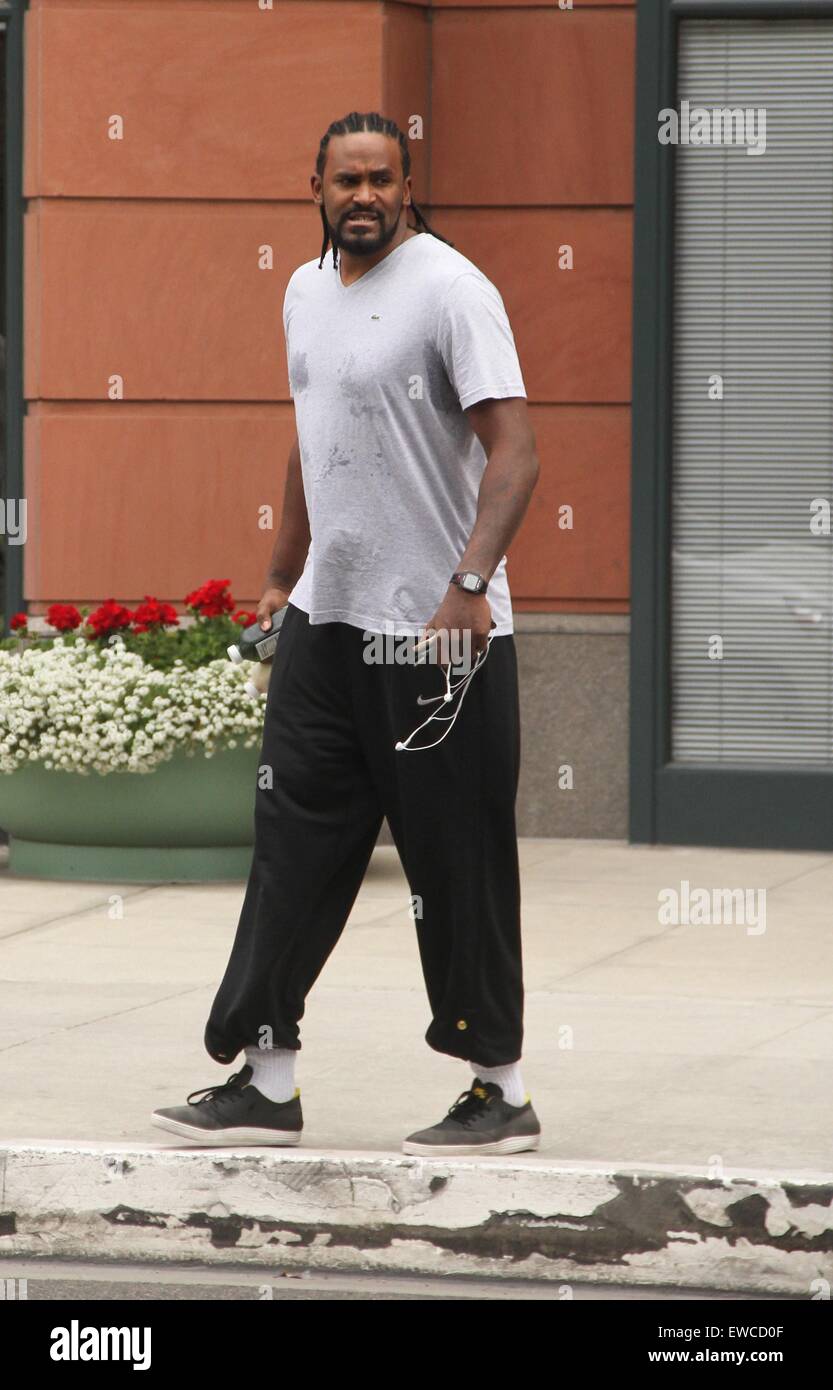 Basketball-Spieler Ronny Turiaf verlässt Physiotherapie mit Beverly Hills: Ronny Turiaf wo: Los Angeles, California, Vereinigte Staaten von Amerika bei: 21. April 2015 Stockfoto