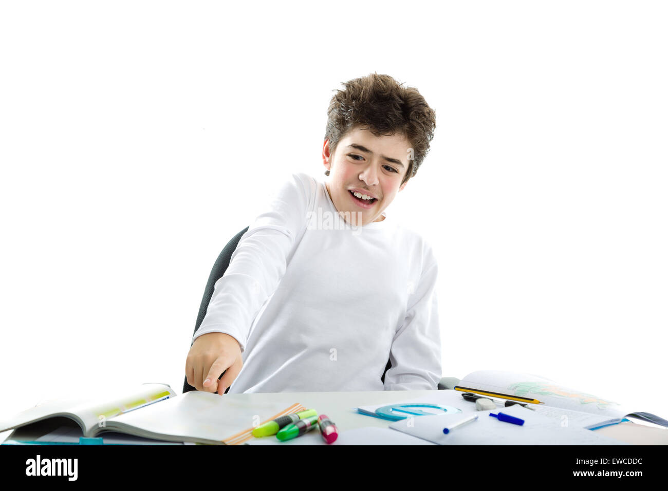 Panischen kaukasischen glattschalige jungen tragen eine weiße Langarm-t-Shirt darauf Hausaufgaben Stockfoto