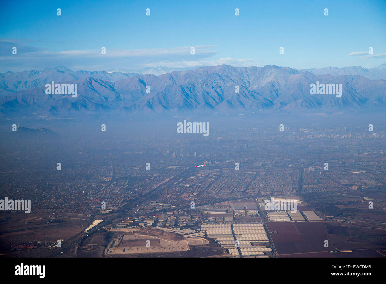 Santiago. 22. Juni 2015. Foto aufgenommen am 22. Juni 2015 zeigt eine Luftaufnahme von der Smog, der Hauptstadt von Chile, Santiago abdeckt. Die städtischen Behörden umgesetzt in Santiago de Chile eine ökologische Notfallplan in der Metropolregion und ordnete die Schließung von mehr als 900 Branchen sowie die Bewegung von Kraftfahrzeugen zu begrenzen. Das nächste Spiel der Copa America 2015 Chile werden in Santiago im Viertelfinale zwischen Chile und Uruguay im Nationalstadion 25 Juni. © Luis Echeverria/Xinhua/Alamy Live-Nachrichten Stockfoto