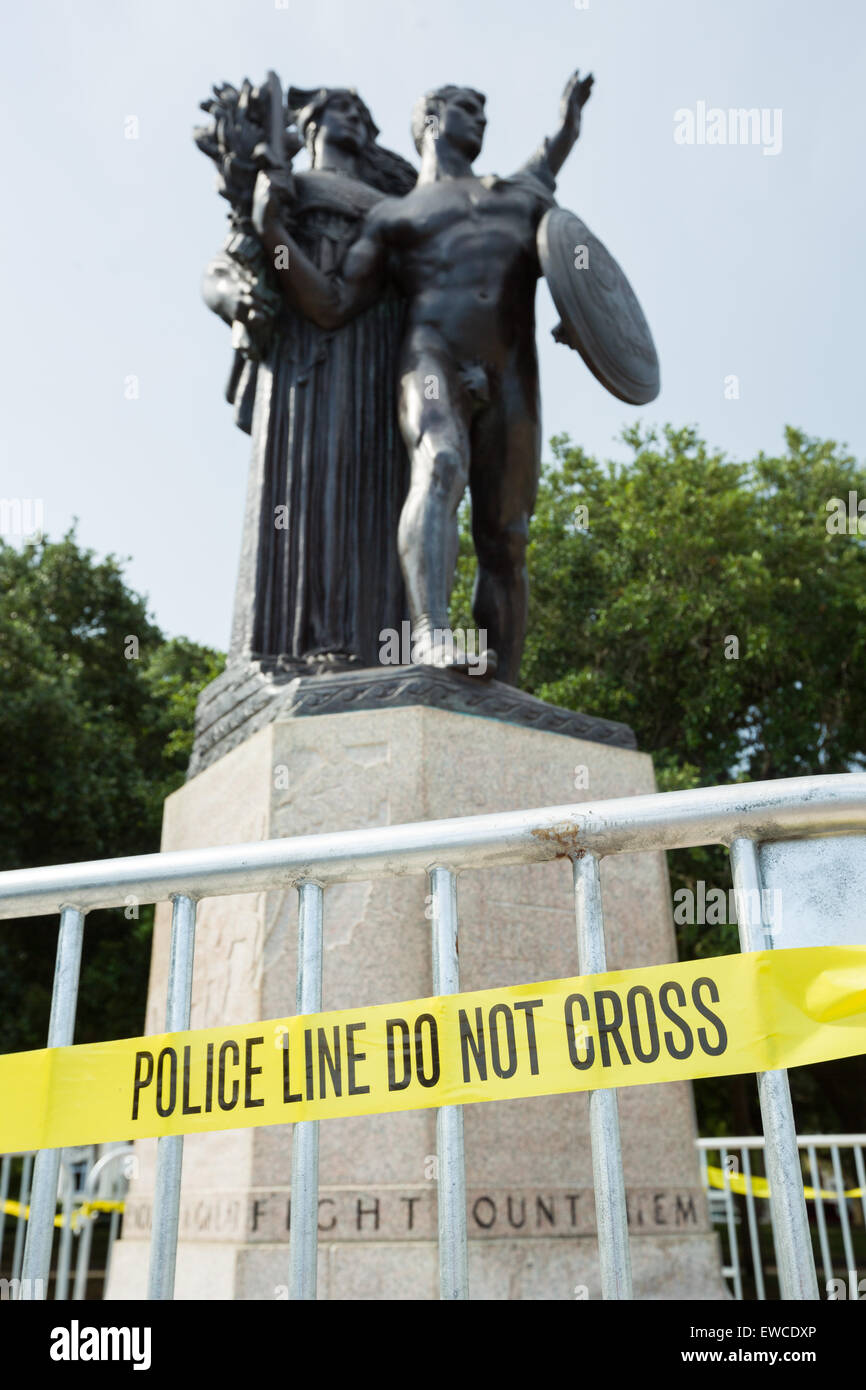 Polizei Kriminalität Band umgibt die Basis der Verteidiger des Charleston Konföderierten Denkmals, nachdem ein Vandal schwarz lebt Angelegenheit auf der Basis 22. Juni 2015 in Charleston, South Carolina lackiert. Charleston ist die Stadt, wo der Bürgerkrieg begann und hat eine konfliktreiche Geschichte Ehren Soldaten, die auf der falschen Seite kämpften in Einklang zu bringen. Stockfoto