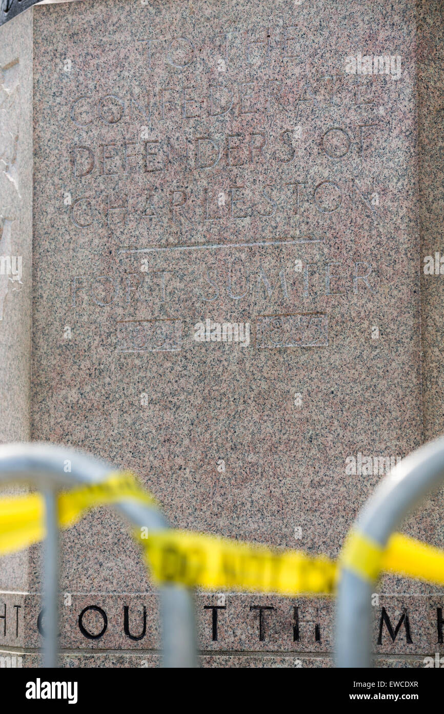 Polizei Kriminalität Band umgibt die Basis der Verteidiger des Charleston Konföderierten Denkmals, nachdem ein Vandal schwarz lebt Angelegenheit auf der Basis 22. Juni 2015 in Charleston, South Carolina lackiert. Charleston ist die Stadt, wo der Bürgerkrieg begann und hat eine konfliktreiche Geschichte Ehren Soldaten, die auf der falschen Seite kämpften in Einklang zu bringen. Stockfoto