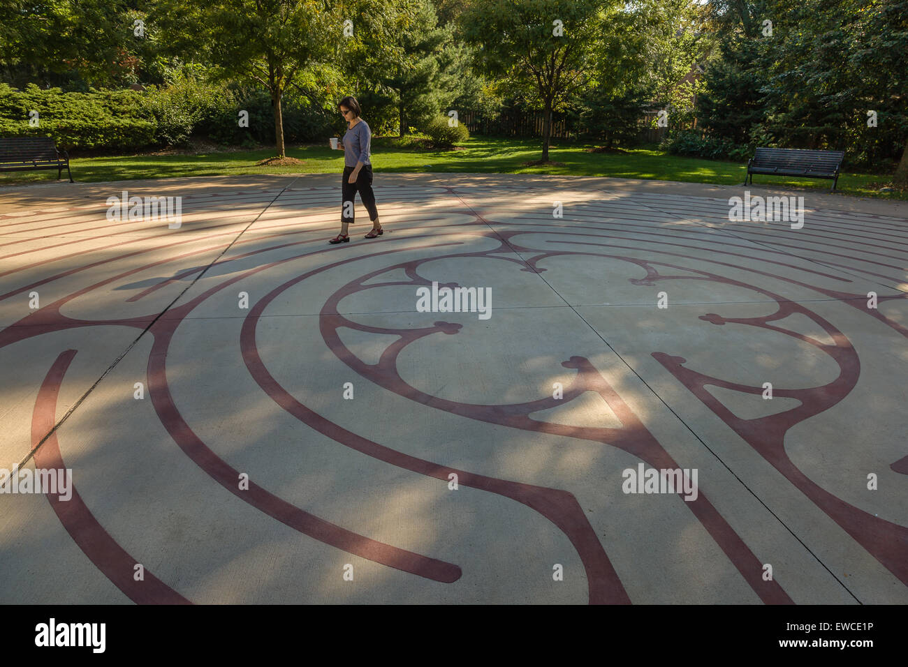 Eine Dame zu Fuß ein Labyrinth in Burlington Ontario. Stockfoto