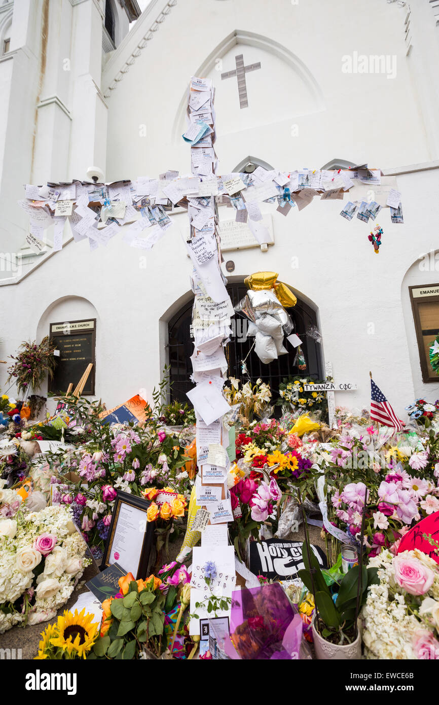 Bewohner weiter bringen Blumen und zollen an einem improvisierten Denkmal außerhalb der historischen Mutter Emanuel African Methodist Episcopal Church 22. Juni 2015 in Charleston, South Carolina. Neun Menschen getötet durch weißes Supremacist, Dylann Sturm Dach am vergangenen Mittwoch in der Kirche. Stockfoto