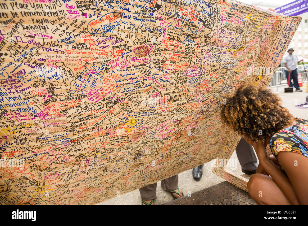 Bewohner schreiben Sie Nachrichten an einem improvisierten Denkmal außerhalb der historischen Mutter Emanuel African Methodist Episcopal Church 22. Juni 2015 in Charleston, South Carolina. Neun Menschen getötet durch weißes Supremacist, Dylann Sturm Dach am vergangenen Mittwoch in der Kirche. Stockfoto