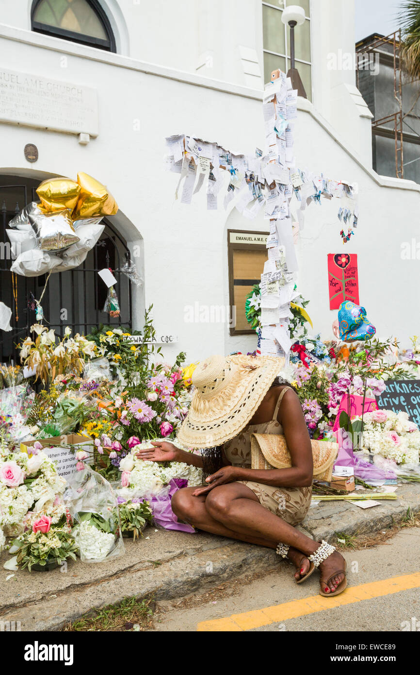 Ein Bewohner betet und achten auf eine provisorische Gedenkstätte außerhalb der historischen Mutter Emanuel African Methodist Episcopal Church 22. Juni 2015 in Charleston, South Carolina. Neun Menschen getötet durch weißes Supremacist, Dylann Sturm Dach am vergangenen Mittwoch in der Kirche. Stockfoto