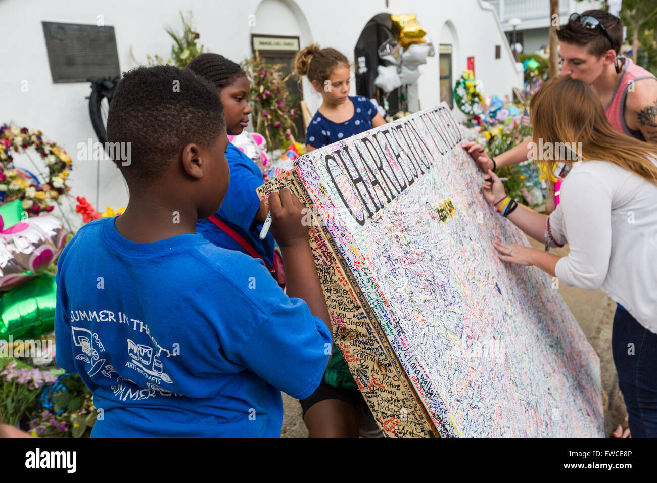 Bewohner schreiben Sie Nachrichten an einem improvisierten Denkmal außerhalb der historischen Mutter Emanuel African Methodist Episcopal Church 22. Juni 2015 in Charleston, South Carolina. Neun Menschen getötet durch weißes Supremacist, Dylann Sturm Dach am vergangenen Mittwoch in der Kirche. Stockfoto