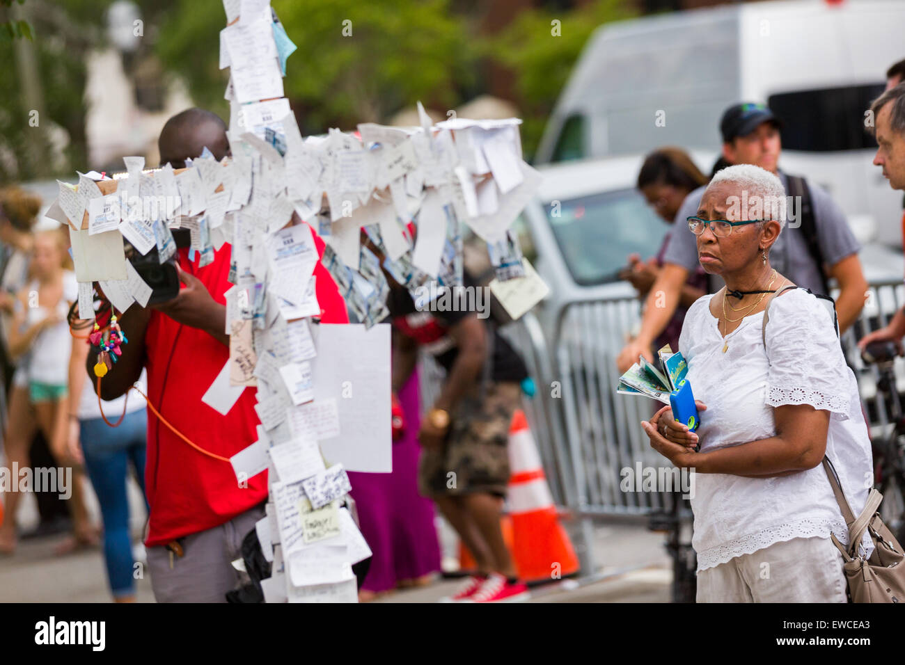 Bewohner weiter bringen Blumen und zollen an einem improvisierten Denkmal außerhalb der historischen Mutter Emanuel African Methodist Episcopal Church 22. Juni 2015 in Charleston, South Carolina. Neun Menschen getötet durch weißes Supremacist, Dylann Sturm Dach am vergangenen Mittwoch in der Kirche. Stockfoto