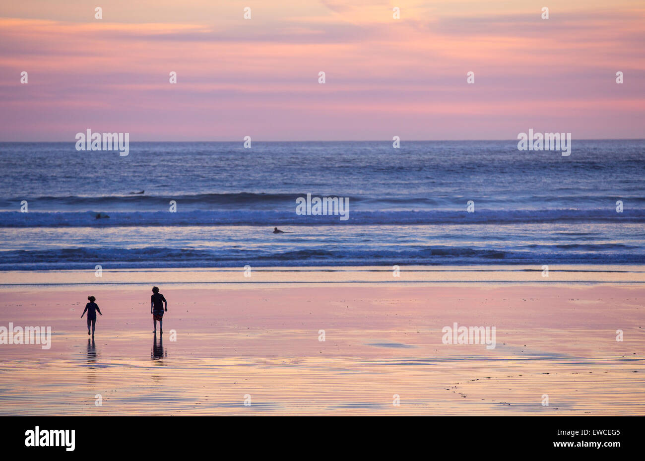 Cox Bay Strand bei Sonnenuntergang in Tofino, British Columbia, Kanada. Stockfoto