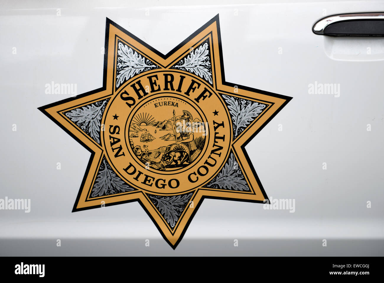 Das Abzeichen des San Diego County Sheriff's Department ist an der Tür eines Sheriff-Patrouillenfahrzeugs in San Diego County, Kalifornien, angebracht. Stockfoto