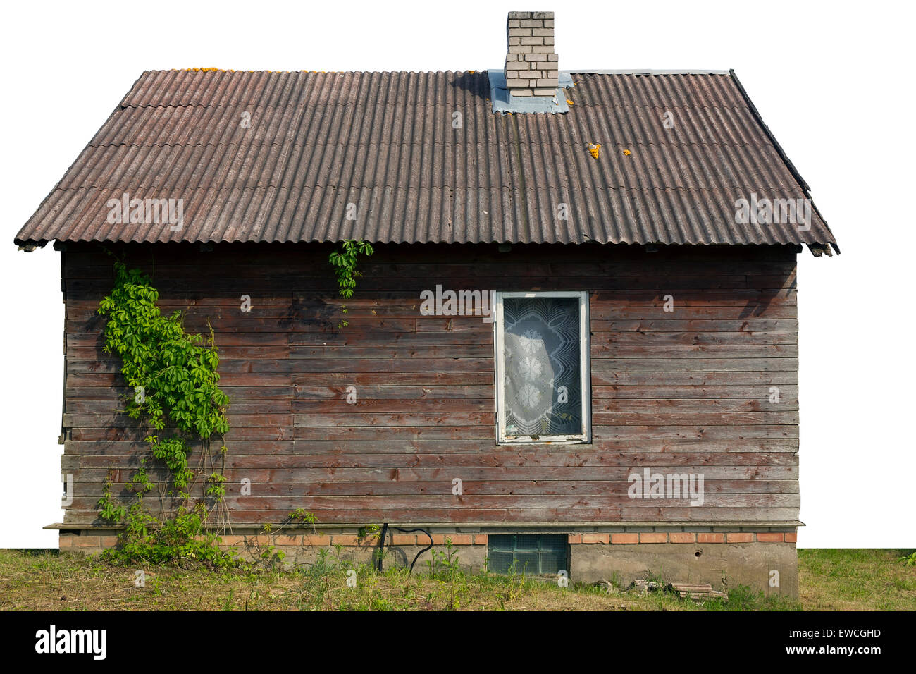 Kreative ländlichen Holzschuppen mit einem Fenster und wilden Trauben an einer Wand. Isoliert mit patch Stockfoto