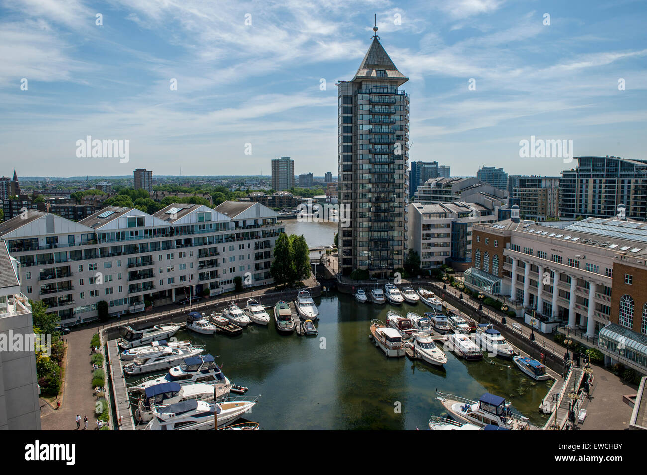 Eine alternative Ansicht der Chelsea Haebour und Belvedere Gebäude entnommen die Penthouse-Suite des Chelsea Harbour Hotels Stockfoto