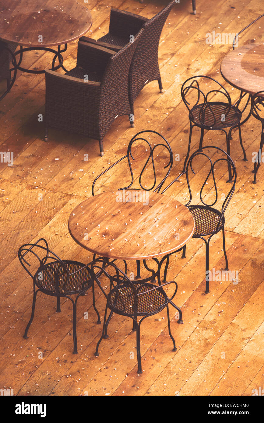 Leerer Straße Cafe Stühle und Tische auf der Terrasse nach dem plötzlichen Sommerregen Stockfoto