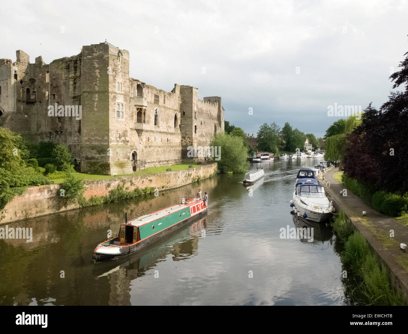 Newark Castle angesehen, über den Fluss Trent in Richtung Stadtzentrum Stockfoto