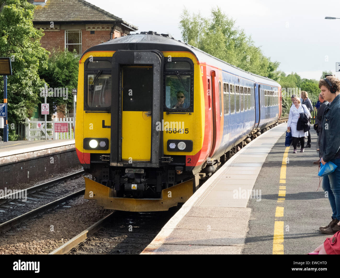 Ein East Midlands Zug Ankunft in Newark Castle Station gebunden für Lincoln Stockfoto