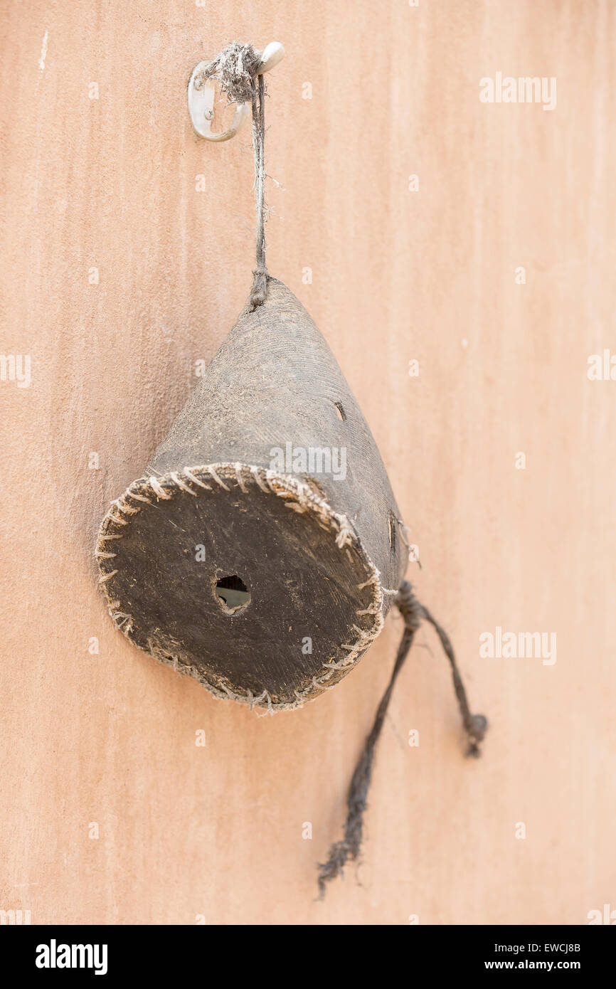 Arabisches Pferd. Maulkorb für Pferde, die an einer Wand hängen. Ägypten Stockfoto