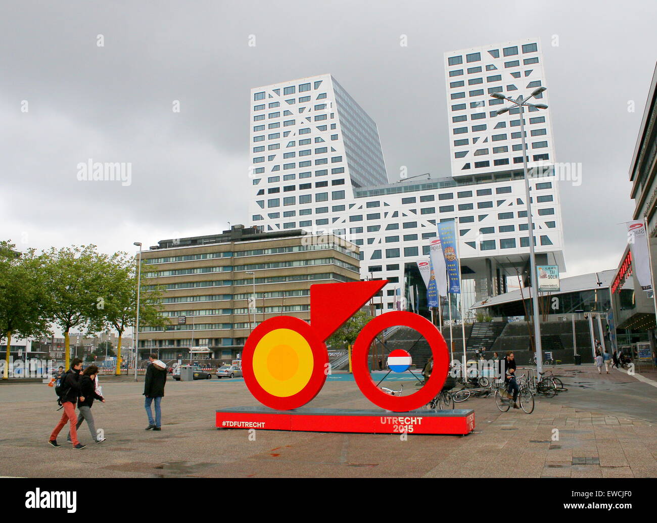 Jaarbeursplein mit Stadskantoor & Hauptbahnhof in Utrecht, Niederlande. Start und Ziel der Tour de France 2015 Stockfoto