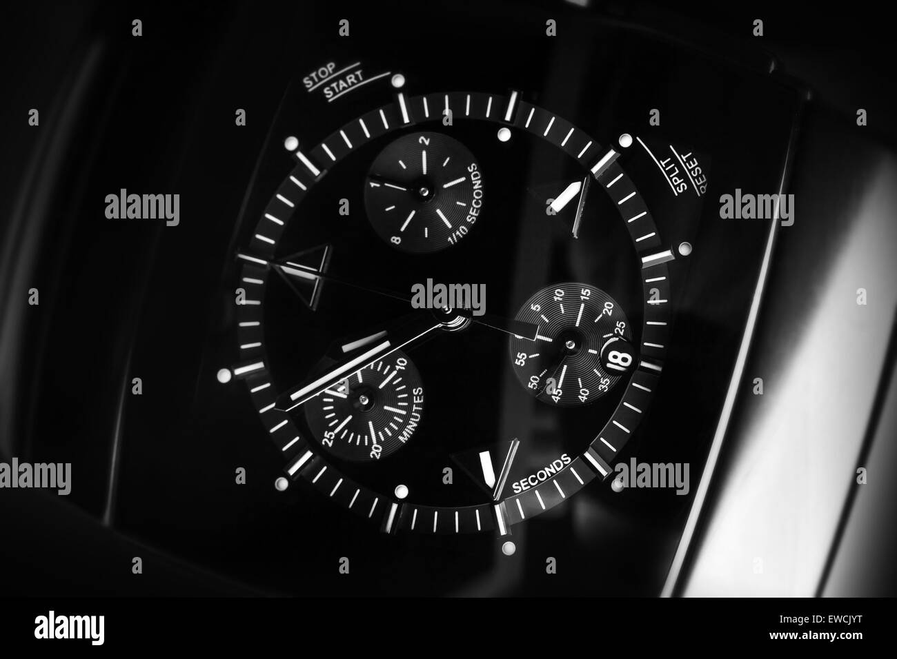 Luxus Herren Chronograph Uhr von Hightech-Keramik mit Saphirglas gefertigt Close-up schwarz-weiß Studio Foto mit WA Stockfoto