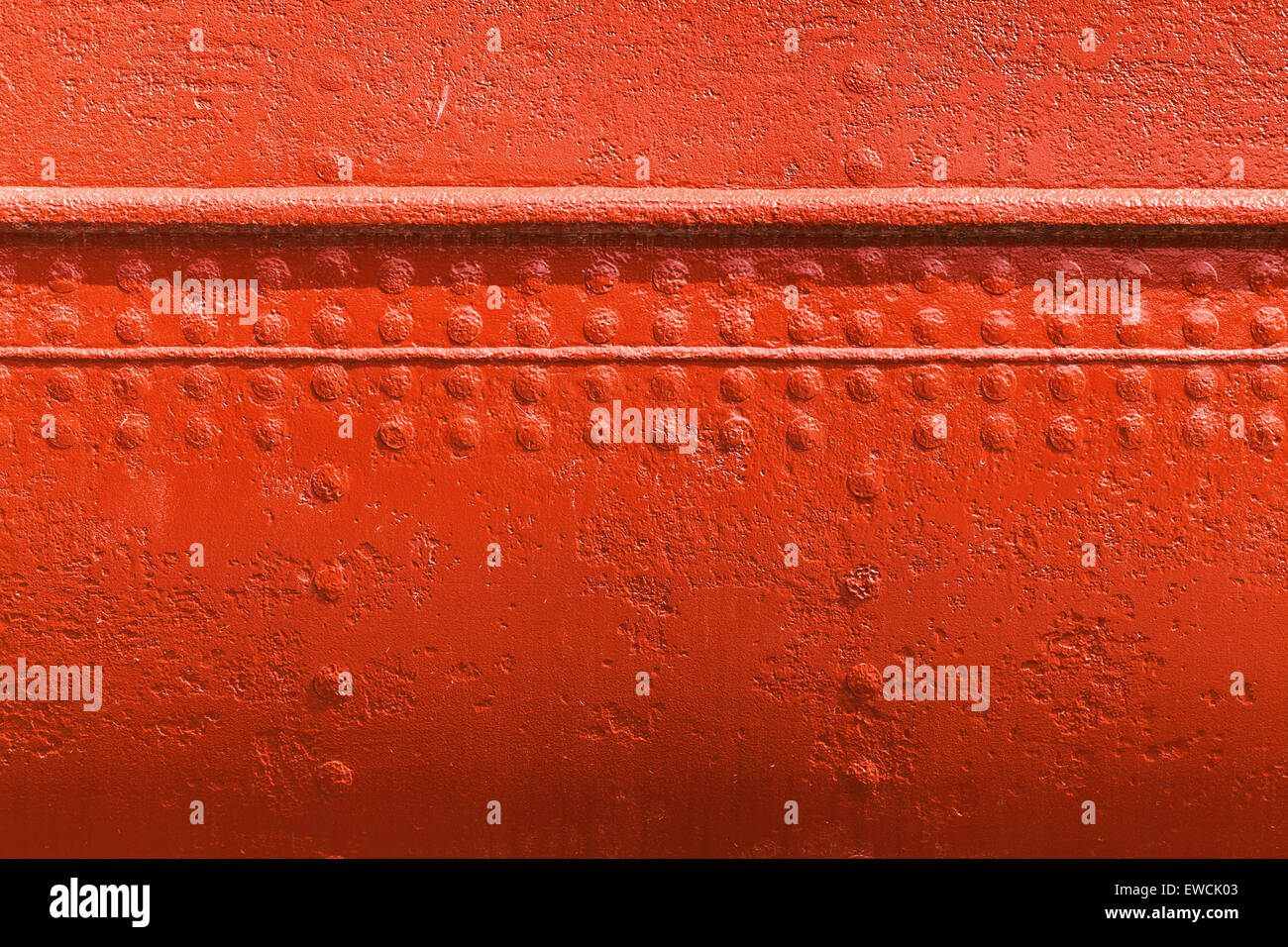 Alte Schiffe Rumpf Textur, rote Metallwand mit Nähten und Nieten Stockfoto