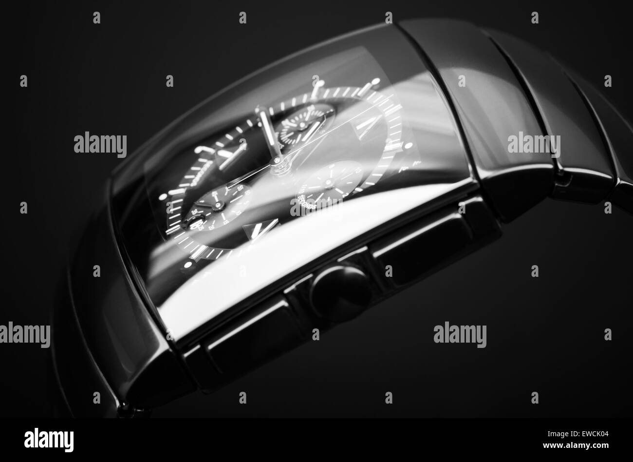 Luxus Chronograph Herrenuhr schwarzer Hightech-Keramik auf schwarzem Hintergrund. Closeup Studio Foto mit selektiven Fokus Stockfoto