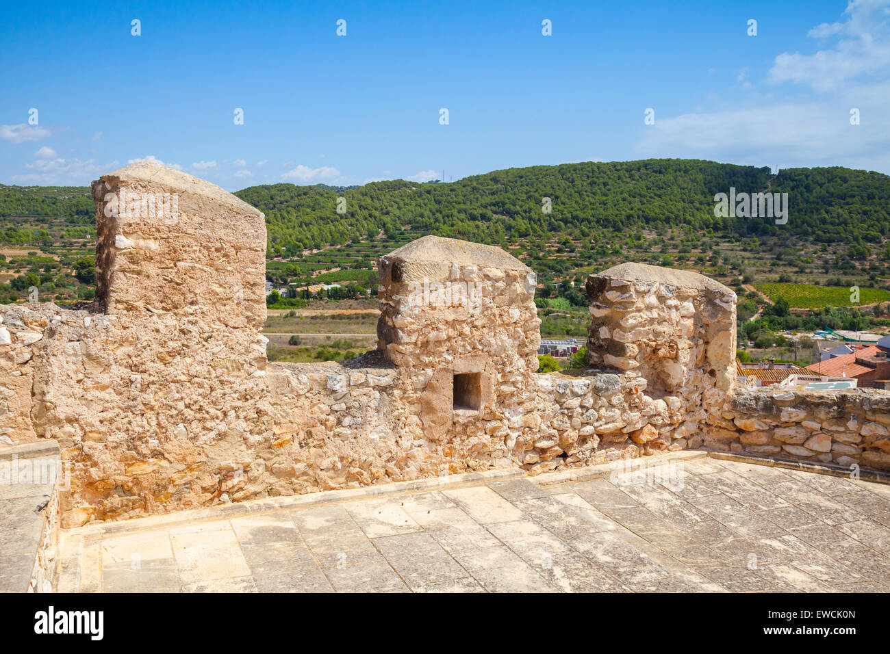 Mittelalterliche steinerne Burg in der Stadt von Calafell, Spanien. Die Mauer mit Schießscharten Stockfoto