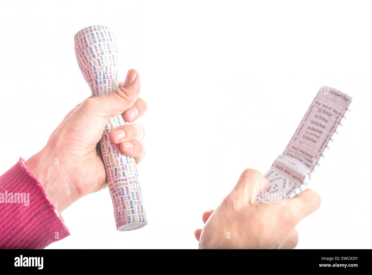 Kaukasische glattschalige Erwachsene Hände im roten Pullover hält 3D-Druck Prototypen des weißen Taschenlampe und Clam Shell Handy gekennzeichnet Stockfoto