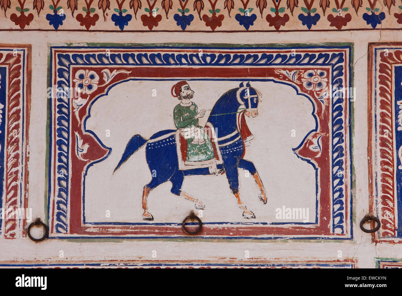 Rajput Mann auf dem Rücken der Pferde. Fresko in einer privaten Villa (Haveli) Fürstenstaates, Rajasthan, Indien Stockfoto