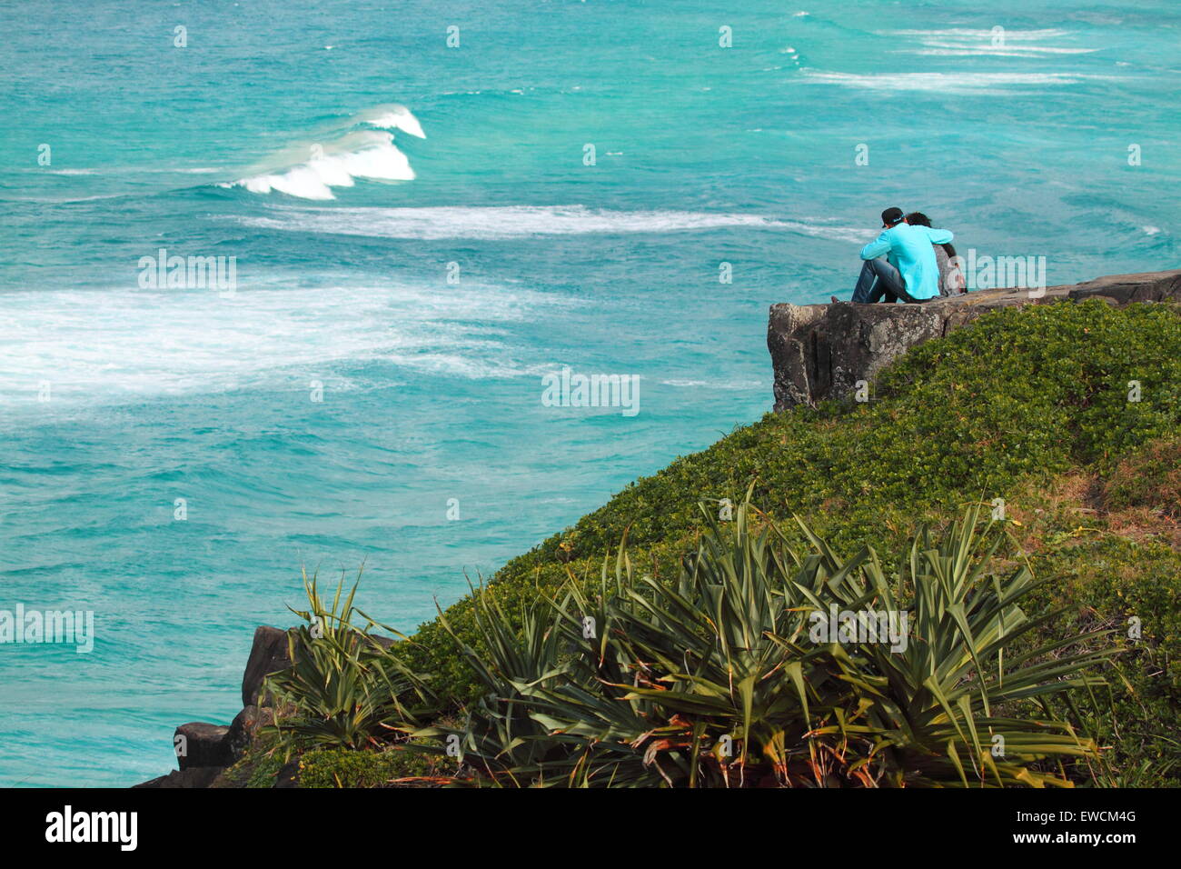 Ein Liebespaar genießen Sie den Blick auf den Pazifischen Ozean von Norries Head bei Cabarita Beach, Bogangar, New-South.Wales, Australien. Stockfoto