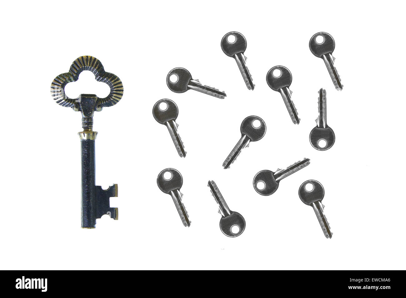 alten großen Vintage geschmiedete Schlüssel stehen heraus von der Masse mit kleinen modernen Lager Stockfoto