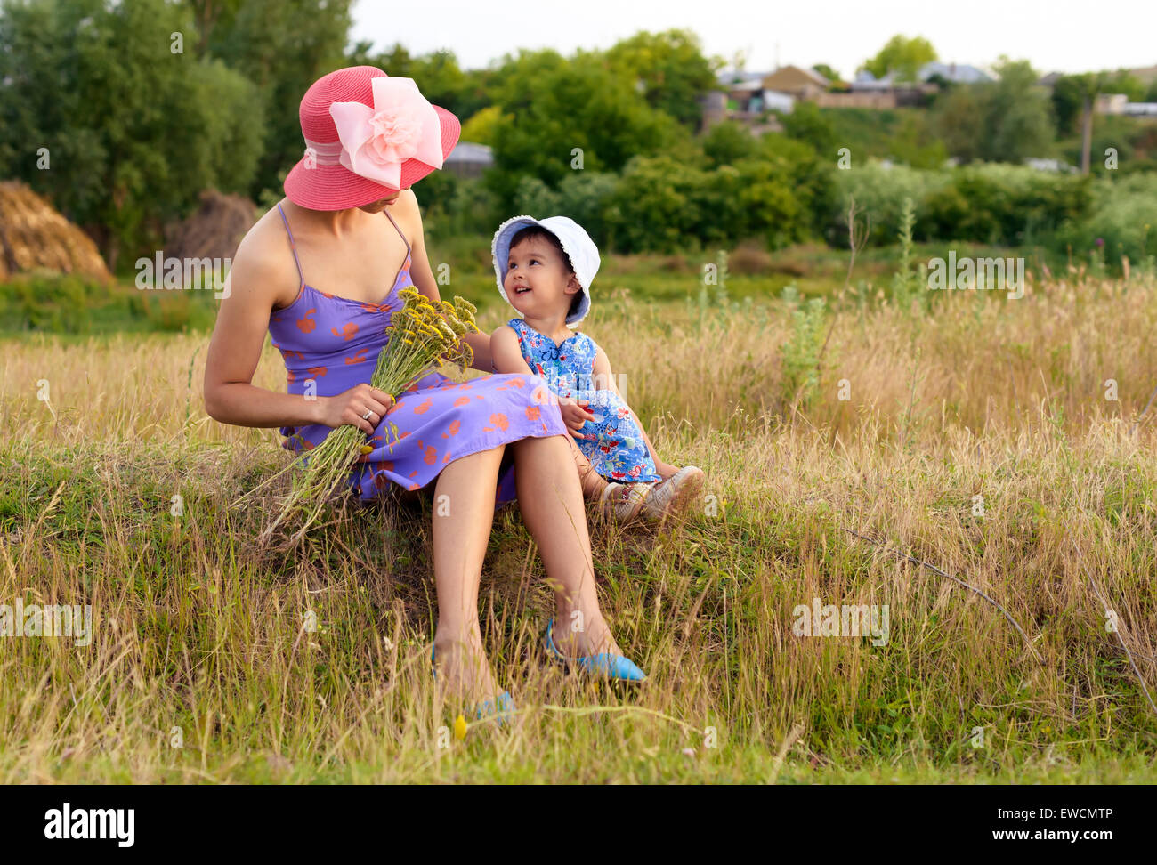glückliche Mutter und Tochter sprechen Stockfoto