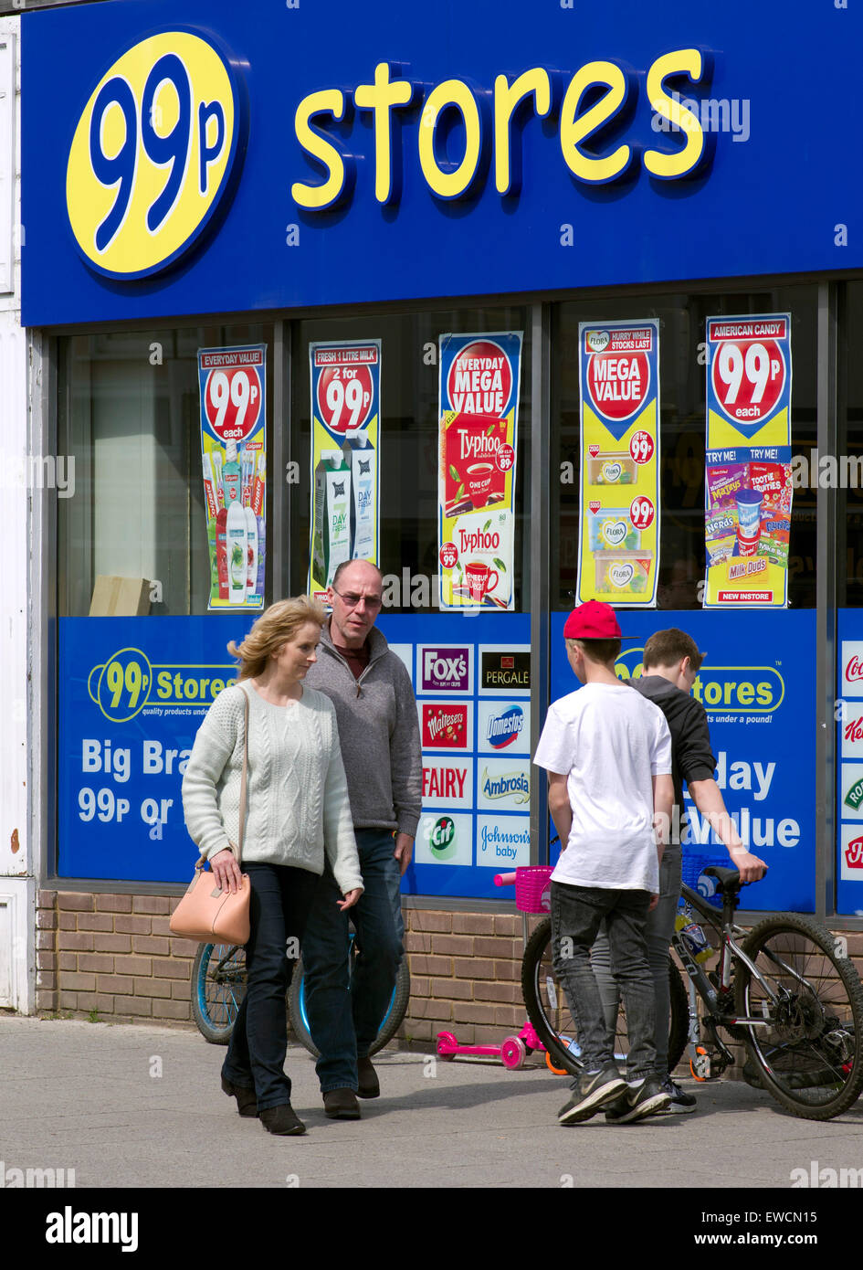 99p Store in der Haupteinkaufsstraße von Sudbury Suffolk UK Stockfoto