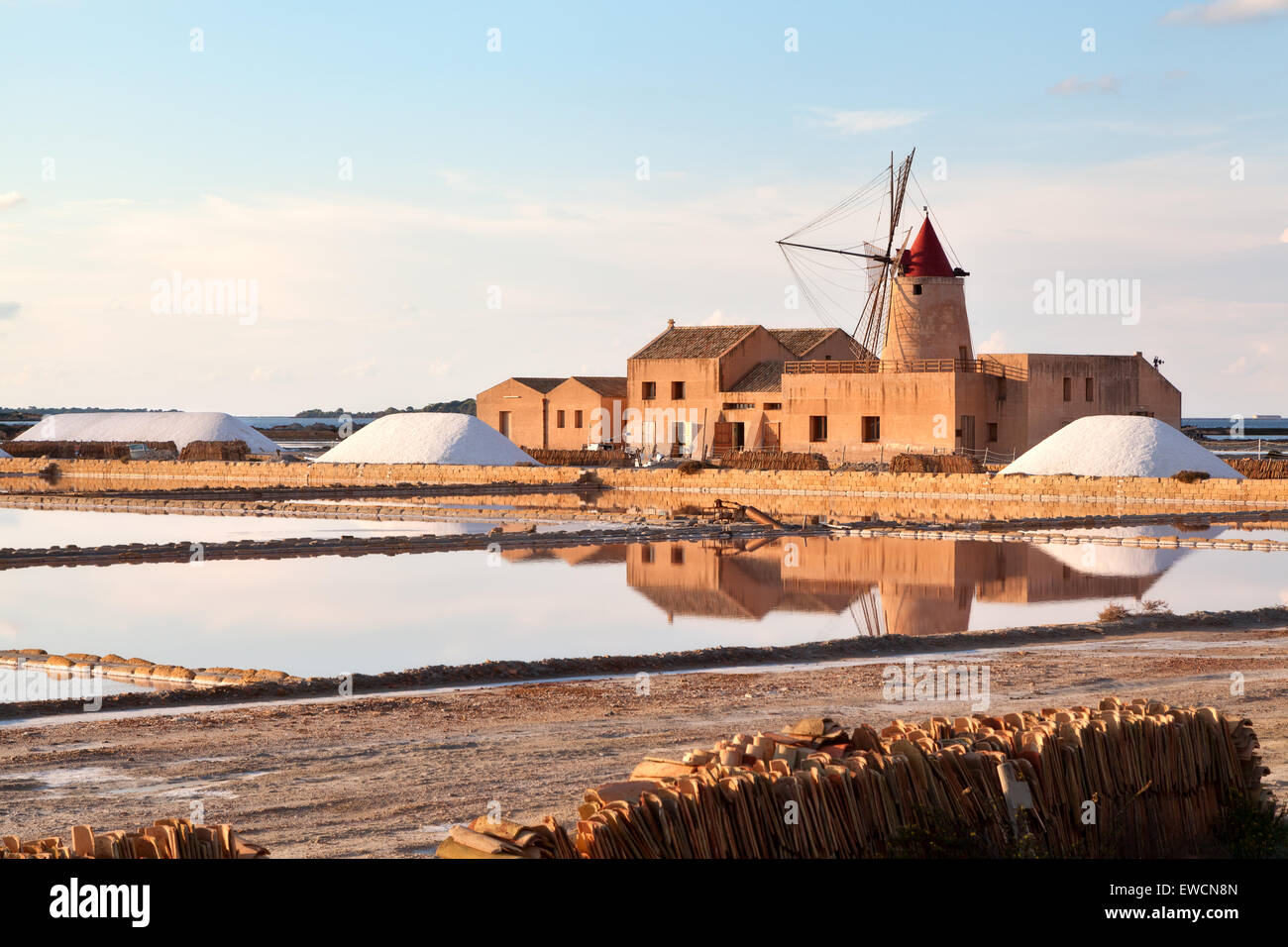 Windmühle in Marsala Saltern, Sizilien, Süditalien Stockfoto