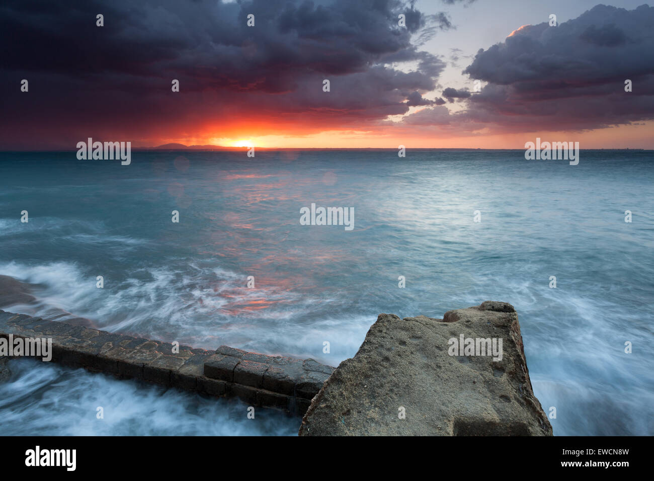 Sizilien, atemberaubenden Sonnenaufgang am Meer Stockfoto