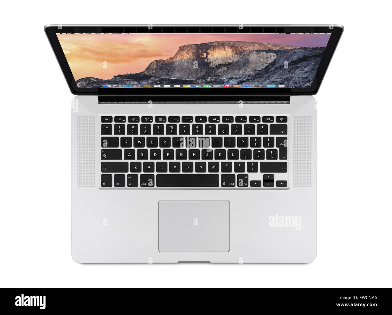 Varna, Bulgarien - 14. April 2013: Draufsicht von Apple 15-Zoll MacBook Pro Retina mit OS X Yosemite auf dem Display. Isoliert auf wh Stockfoto