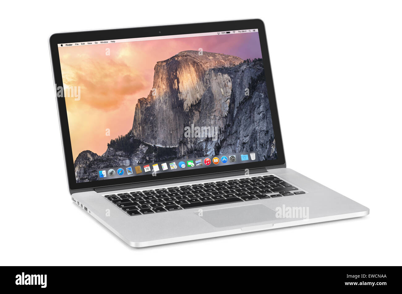 Varna, Bulgarien - 3. November 2013: Apple 15-Zoll MacBook Pro Retina mit OS X Yosemite auf dem geneigten hinteren Monitor. Isoliert auf Stockfoto