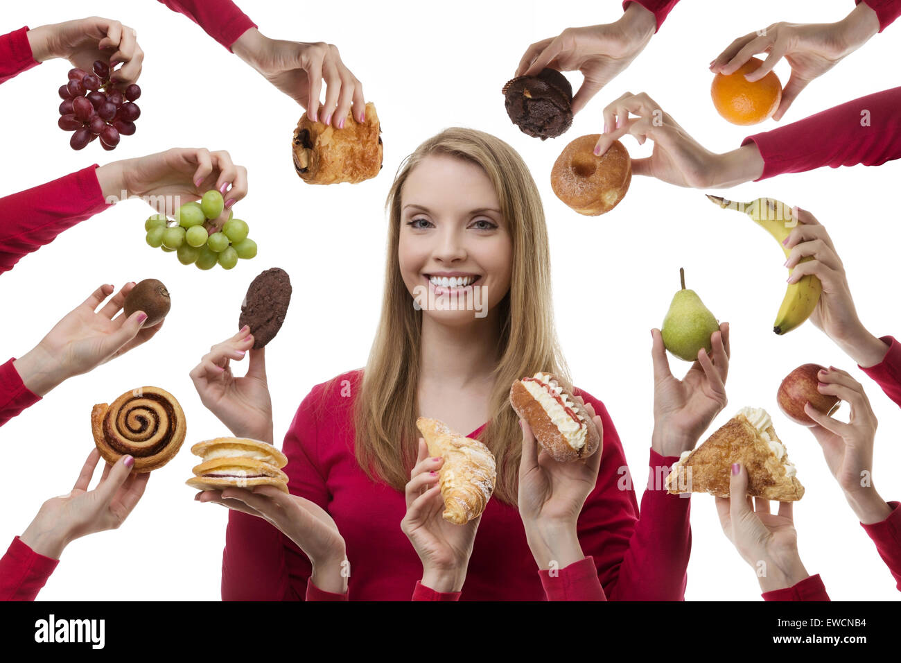 junge Frau umgeben, meine vielen Kuchen und Obst nicht sicher, was zu essen Stockfoto