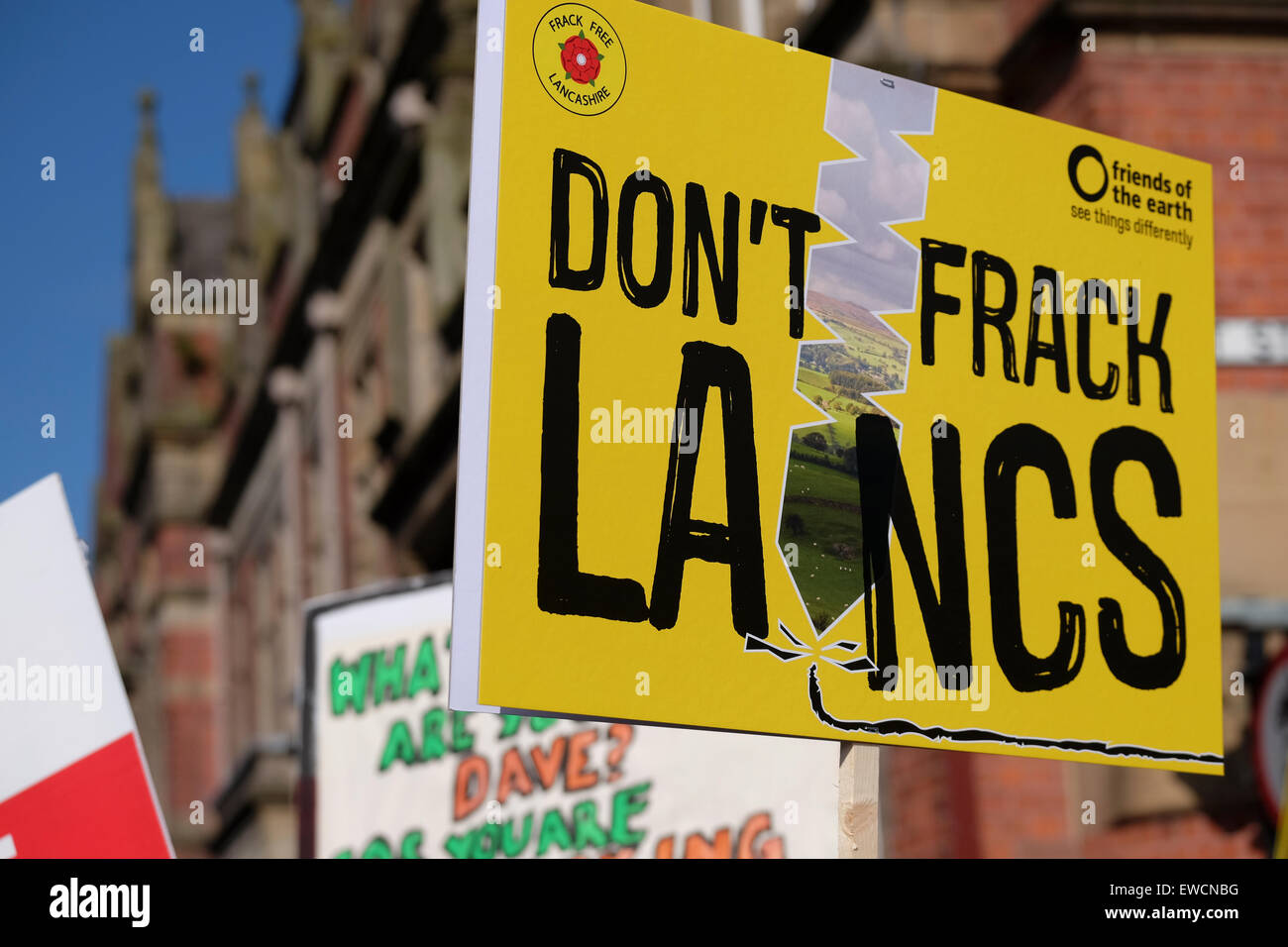 Preston, Großbritannien. 23. Juni 2015. Anti-fracking Demonstranten aus ganz Großbritannien in Preston der Hauptsitz der Lancashire County Council sammeln. Ratsmitglieder diskutieren, ob die gehen zu geben grünes Licht für zwei Anwendungen in der Grafschaft zu Frack von Energieunternehmen caudrilla Credit: Paul melling/alamy leben Nachrichten Stockfoto