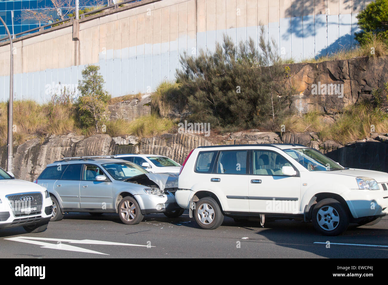 Der Verkehr in Sydney während der morgendlichen Hauptverkehrszeit auf dem bradfield Highway direkt hinter der Hafenbrücke in Richtung Norden und ein Autounfall, der den Verkehr verlangsamen sollte Stockfoto