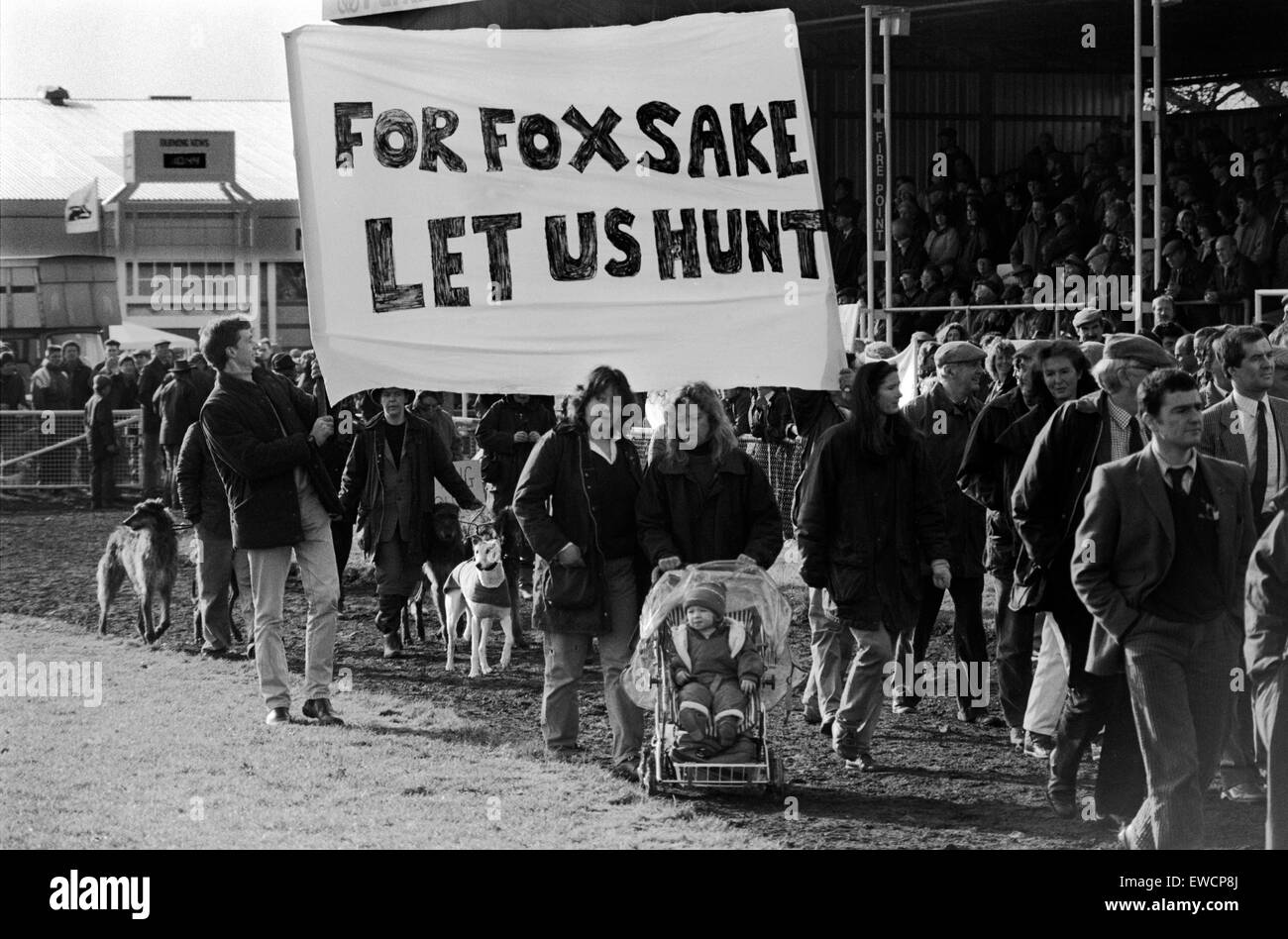 Hunt Supporters Pro Fox Hunting Rally im Stoneleigh Park Messezentrum Warwickshire. Banner für Fox Sake Lass uns jagen. HOMER SYKES AUS DEN 1992 1990ER JAHREN Stockfoto