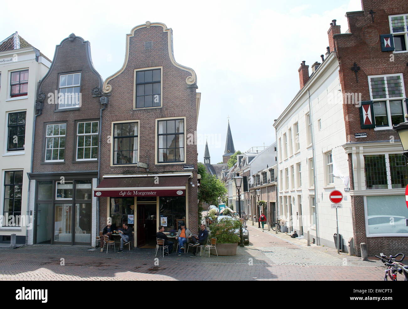 Personen auf Terrasse in einem Café am Oudegracht Kanal, Ecke mit Geertestraat in der mittelalterlichen Innenstadt von Utrecht, Niederlande Stockfoto