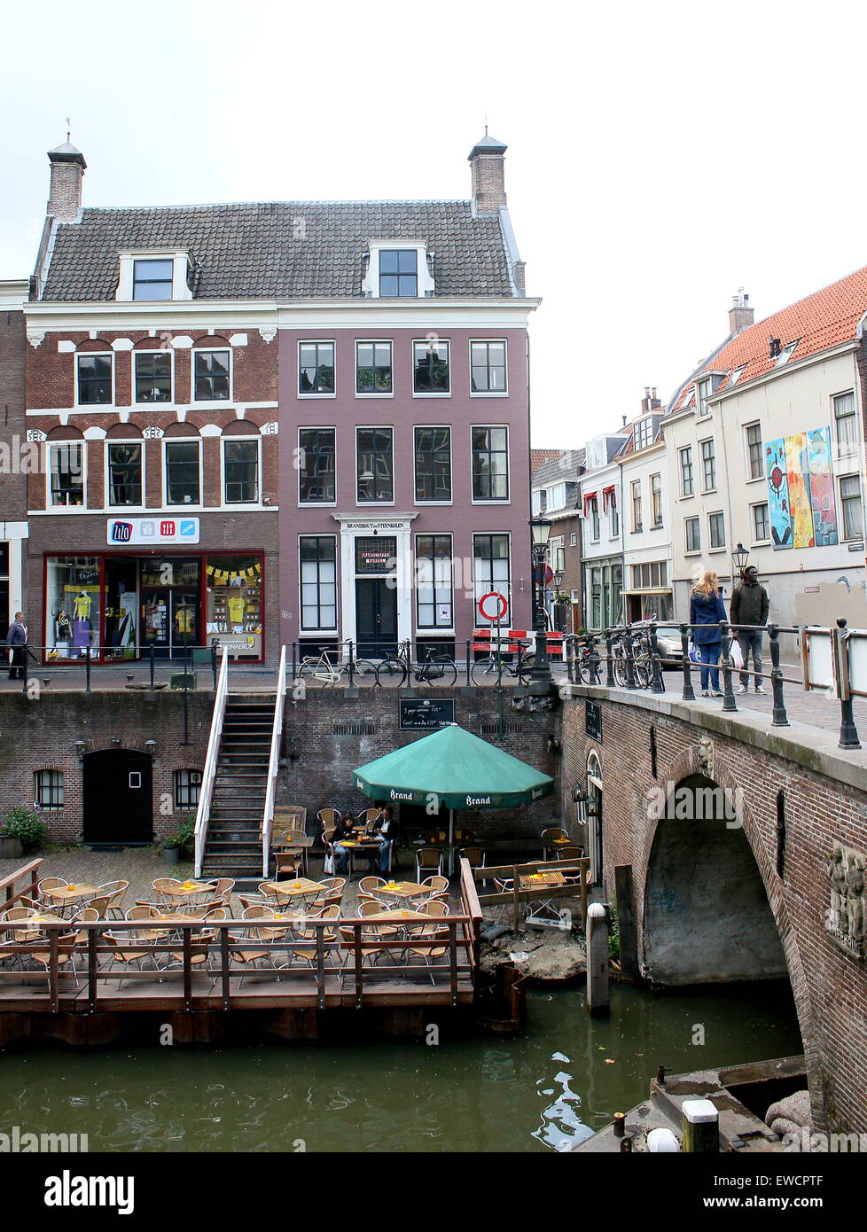 Historische Gebäude am Oudegracht Kanal, Ecke mit Lange Smeestraat in der mittelalterlichen Innenstadt von Utrecht, Niederlande Stockfoto