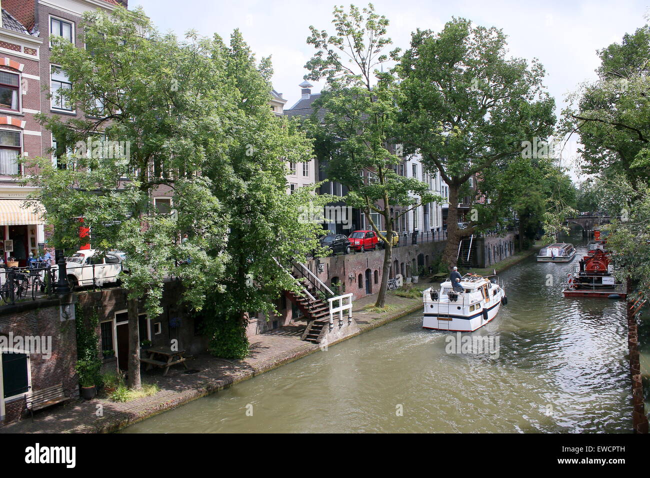 Boote am Oudegracht Kanal, einem schattigen Kanal mit alten abgesenkten Kais in der mittelalterlichen Innenstadt von Utrecht, Niederlande Stockfoto