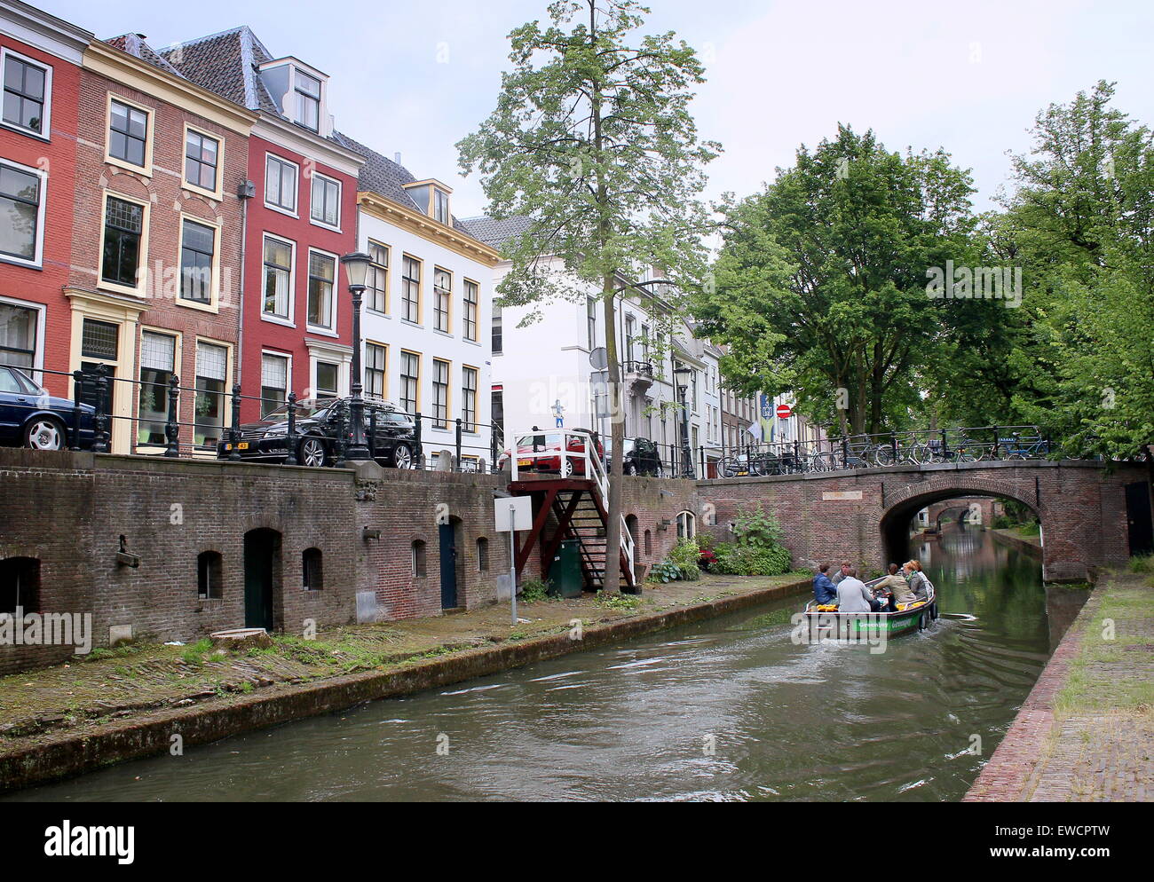 Boot mit Touristen am Nieuwegracht Kanal in der mittelalterlichen Innere Stadt Utrecht, Niederlande Stockfoto