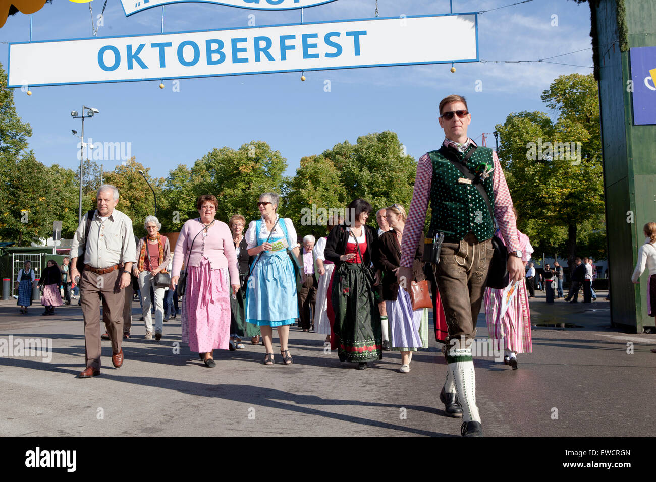 Oktoberfest, München, Eingang 25.09.2013, auf dem Oktoberfest mit traditionell gekleideten Besucher Stockfoto